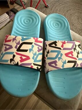 UNDER ARMOUR KIDS  GRAPHIC SLIDES BLUE SIZE 4y
